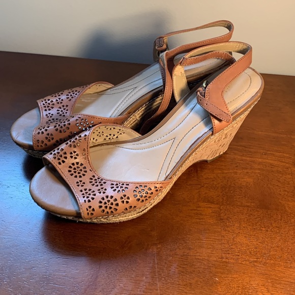 Naturalize Tan Wedges Size 9.5 - Picture 4 of 7